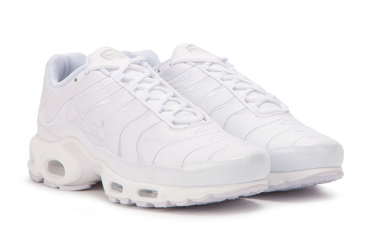 air max plus triple white