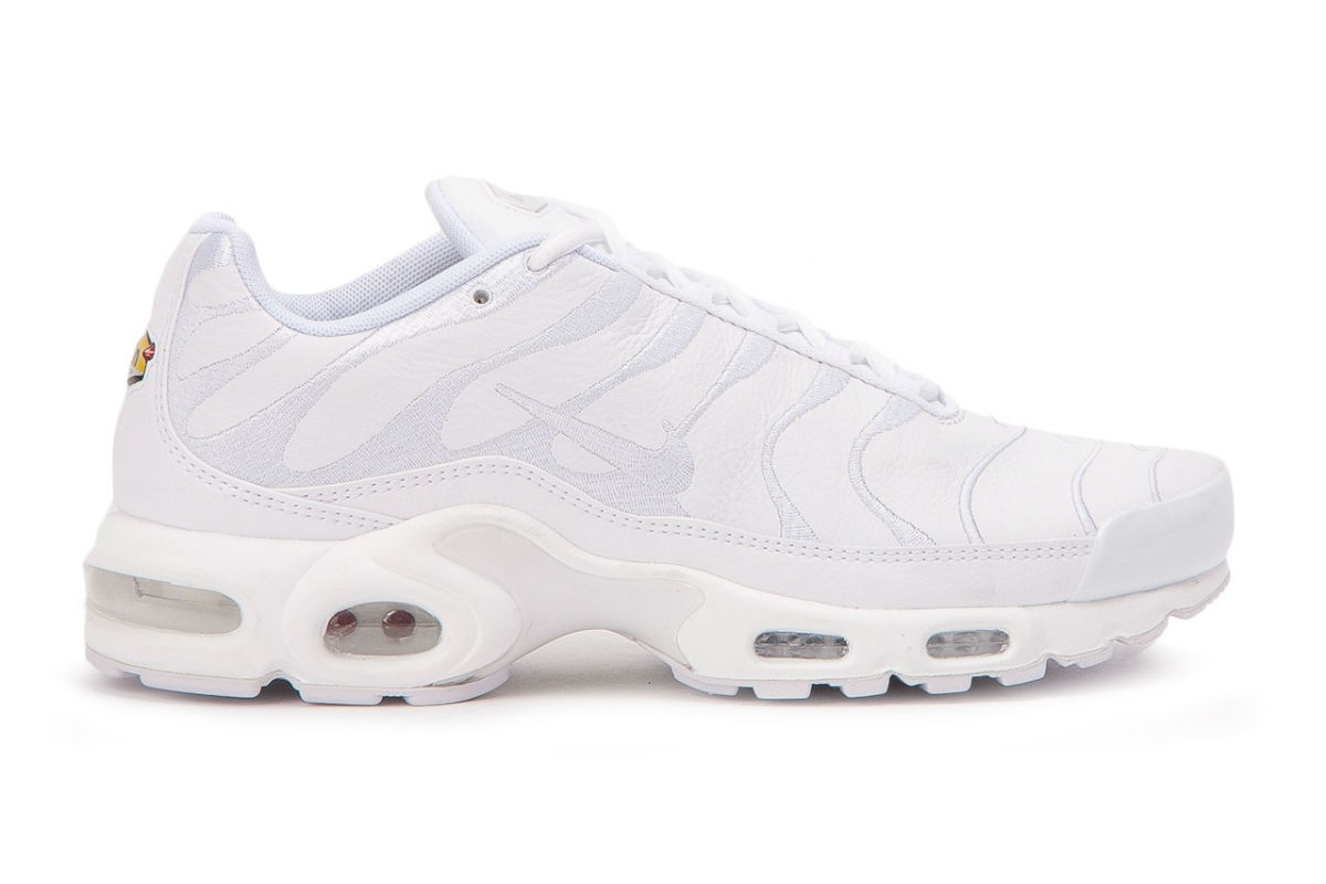 triple white air max plus